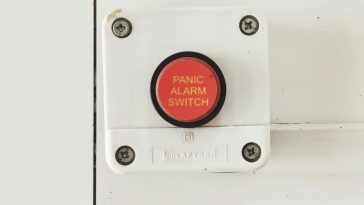 Un pulsante di un allarme con bottone rosso