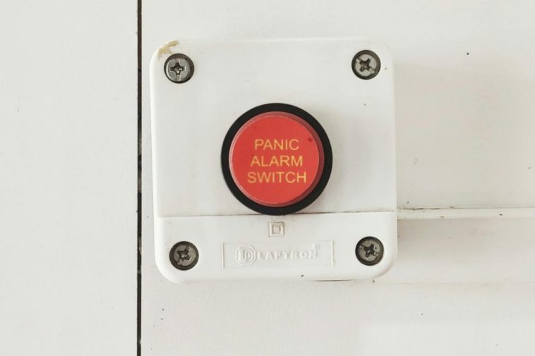 Un pulsante di un allarme con bottone rosso