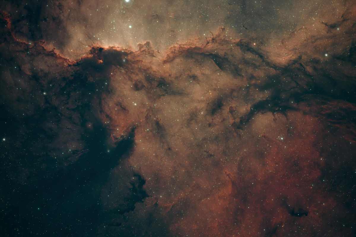 Un'illustrazione di una nebulosa spaziale con buco nero