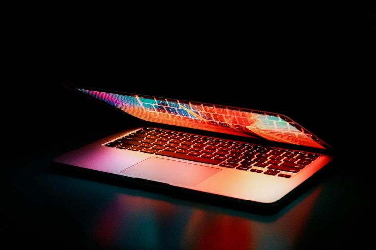 Un laptop semichiuso