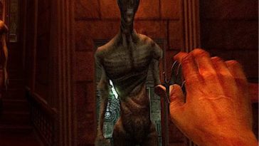 visione in prima persona con mano in avanti, mostro simil alieno