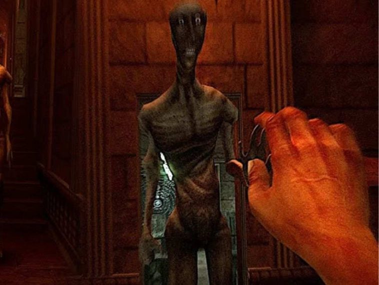 visione in prima persona con mano in avanti, mostro simil alieno