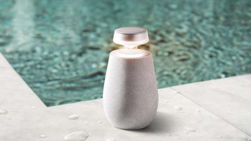 cassa Bluetooth LG bianca a bordo piscina