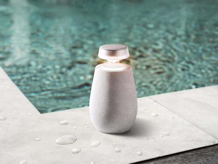 cassa Bluetooth LG bianca a bordo piscina
