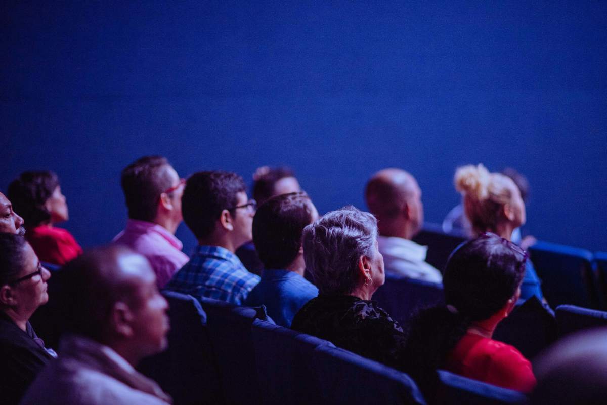 Persone sedute in una sala cinematografica