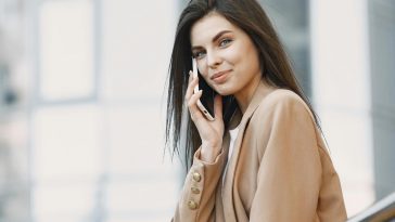 Ragazza che parla al telefono e sorride