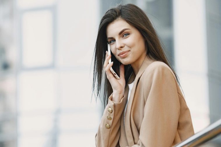 Ragazza che parla al telefono e sorride
