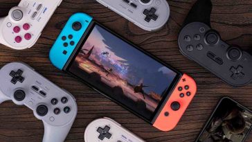 controller retro 8bitdo su un tavolo con al centro Nintendo Switch