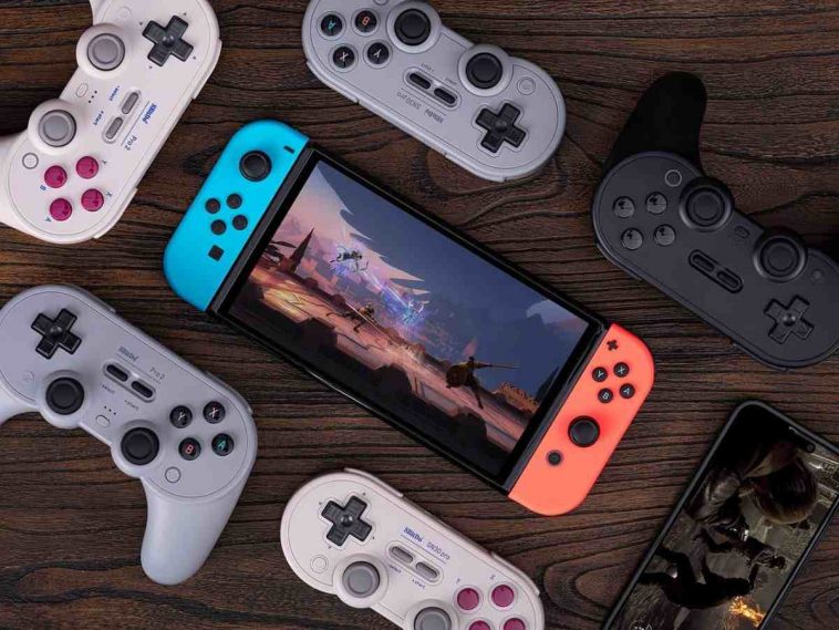 controller retro 8bitdo su un tavolo con al centro Nintendo Switch