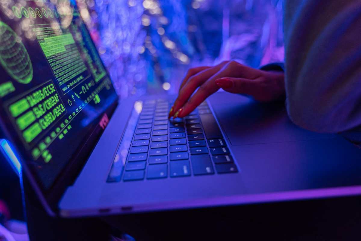 Un laptop con un messaggio crittografato