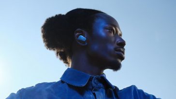 persona che sta indossando le earbuds Bose con posa di profilo