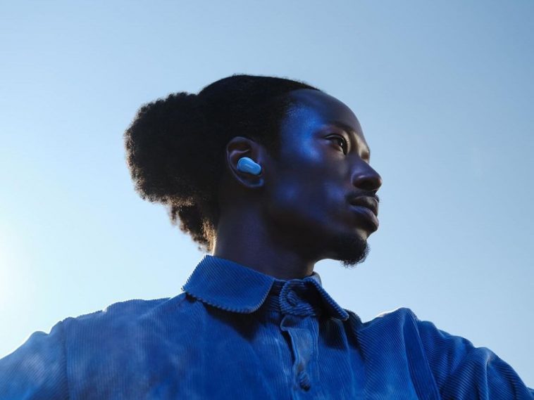 persona che sta indossando le earbuds Bose con posa di profilo