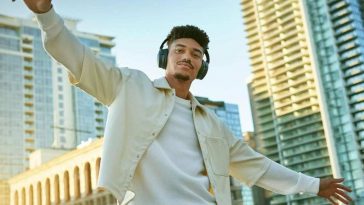 persona che indossa le cuffie Bose