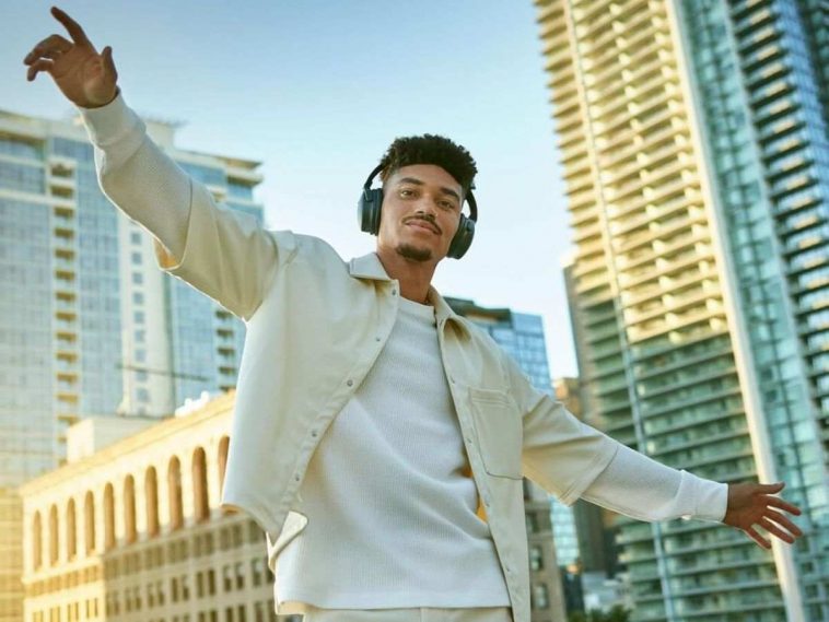 persona che indossa le cuffie Bose