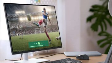 monitor dell su scrivania con tastiera e mouse