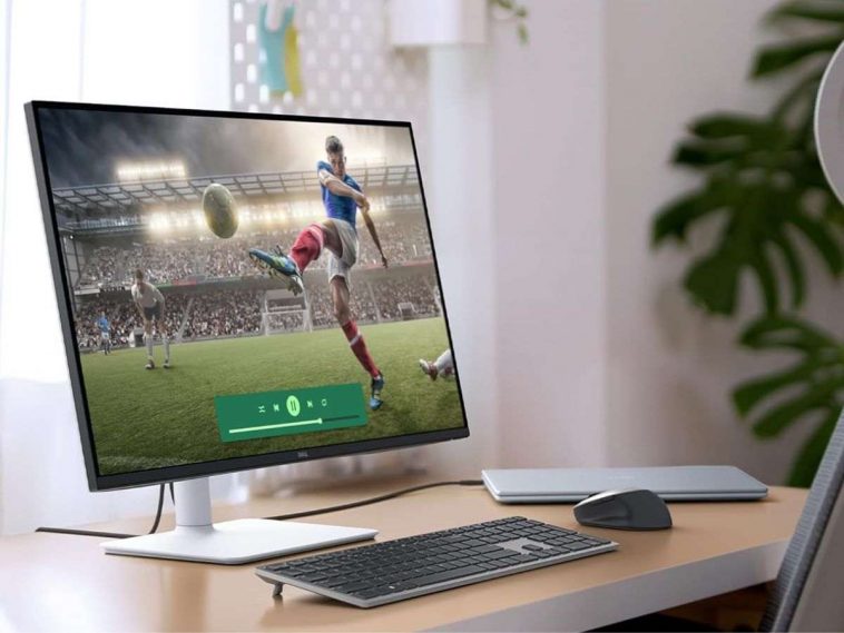 monitor dell su scrivania con tastiera e mouse