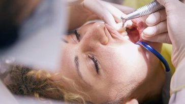 Un paziente in cura da un dentista