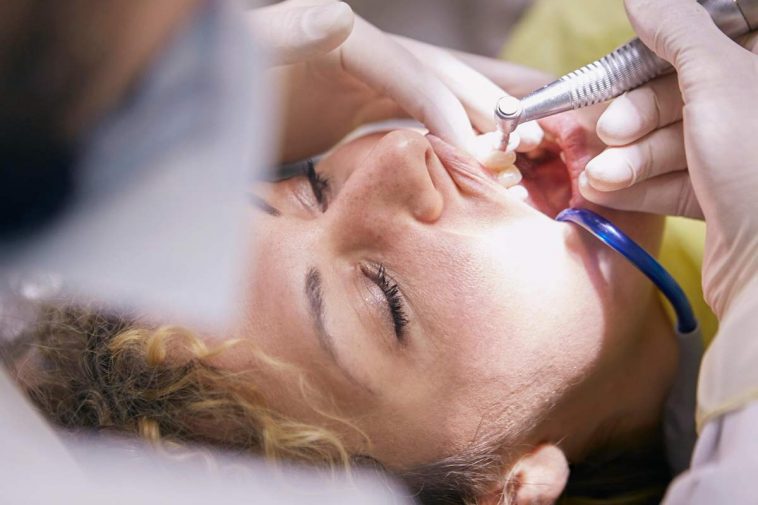 Un paziente in cura da un dentista