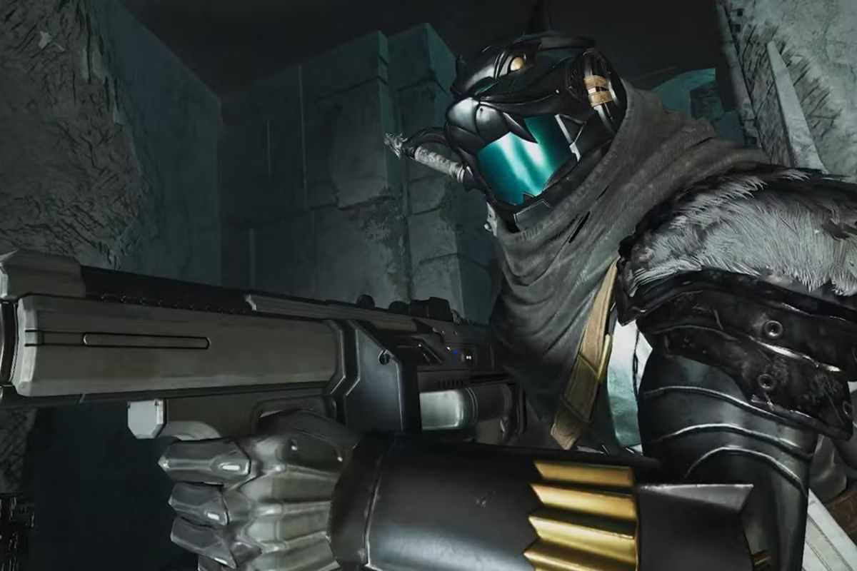 personaggio con maschera da lupo e fucile