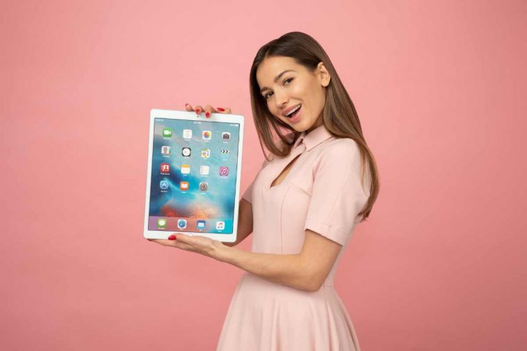 donna con ipad