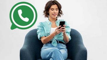 donna che usa il telefono e sorride