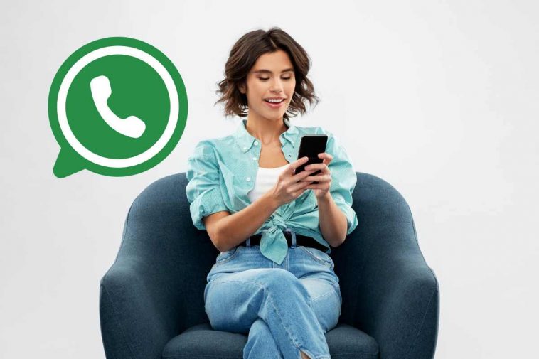 donna che usa il telefono e sorride