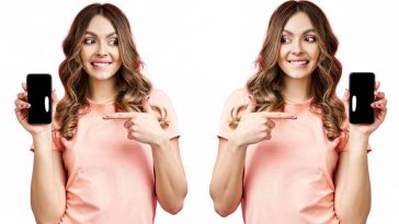 donne gemelle con lo smartphone