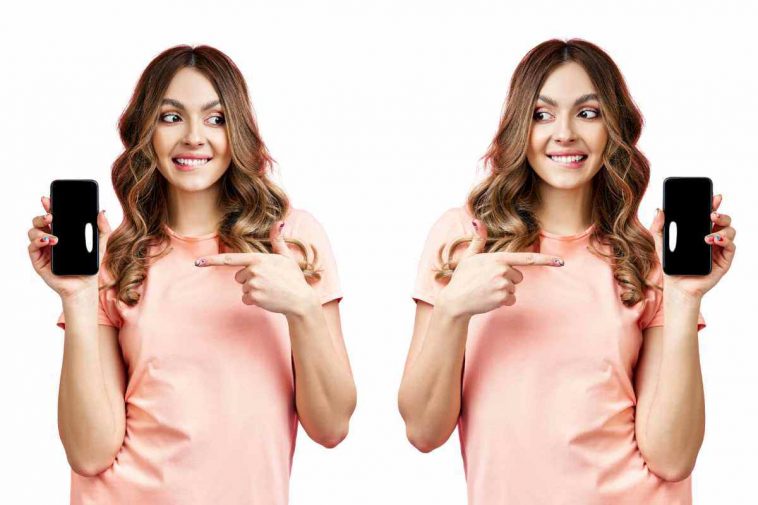 donne gemelle con lo smartphone