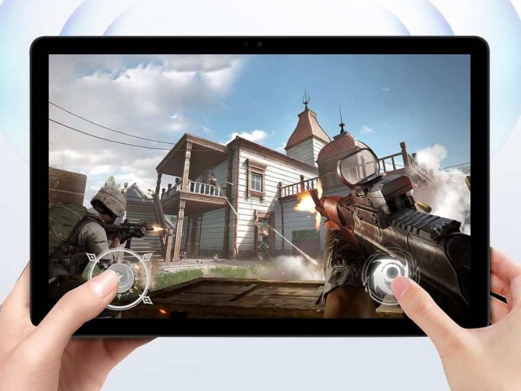 due dita che premono sul display del tablet doogee U11