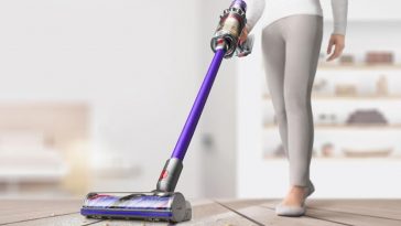 persona che passa l'aspirapolvere dyson v11 advanced su briciole