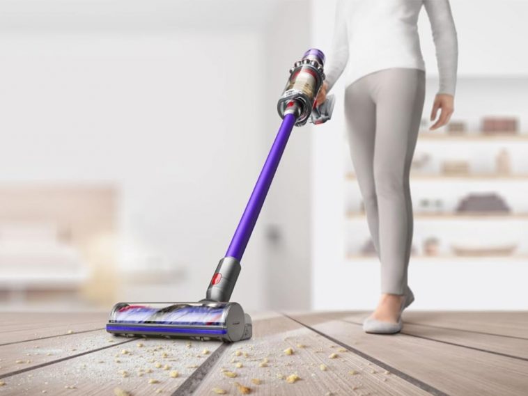 persona che passa l'aspirapolvere dyson v11 advanced su briciole