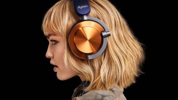 ragazza bionda con cuffie dyson