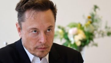 Elon Musk con espressione preoccupata