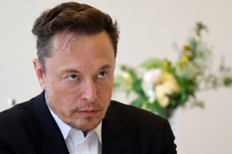 Elon Musk con espressione preoccupata