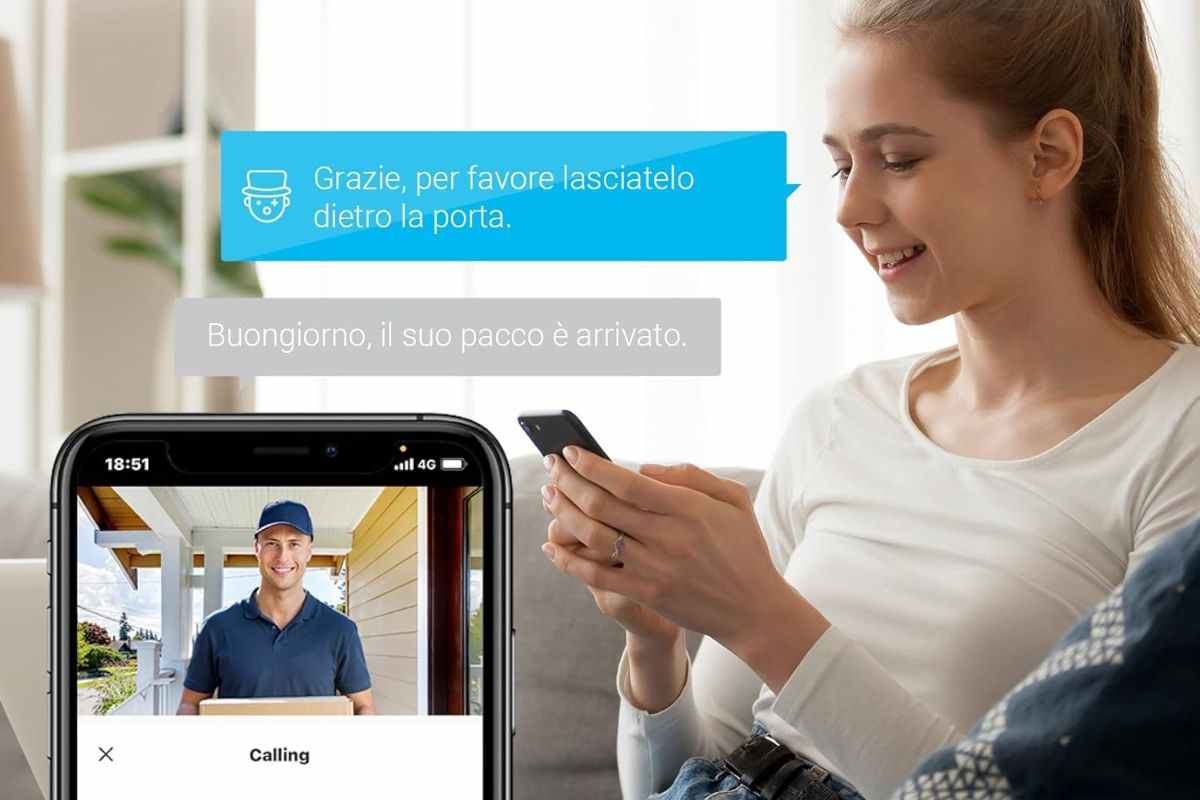 ragazza parla con correre tramite cellulare e videocitofono