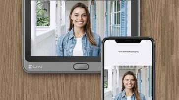 ragazza ripresa da videocitofono vista su smartphone