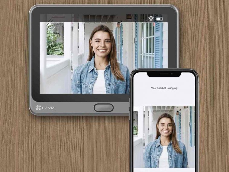 ragazza ripresa da videocitofono vista su smartphone