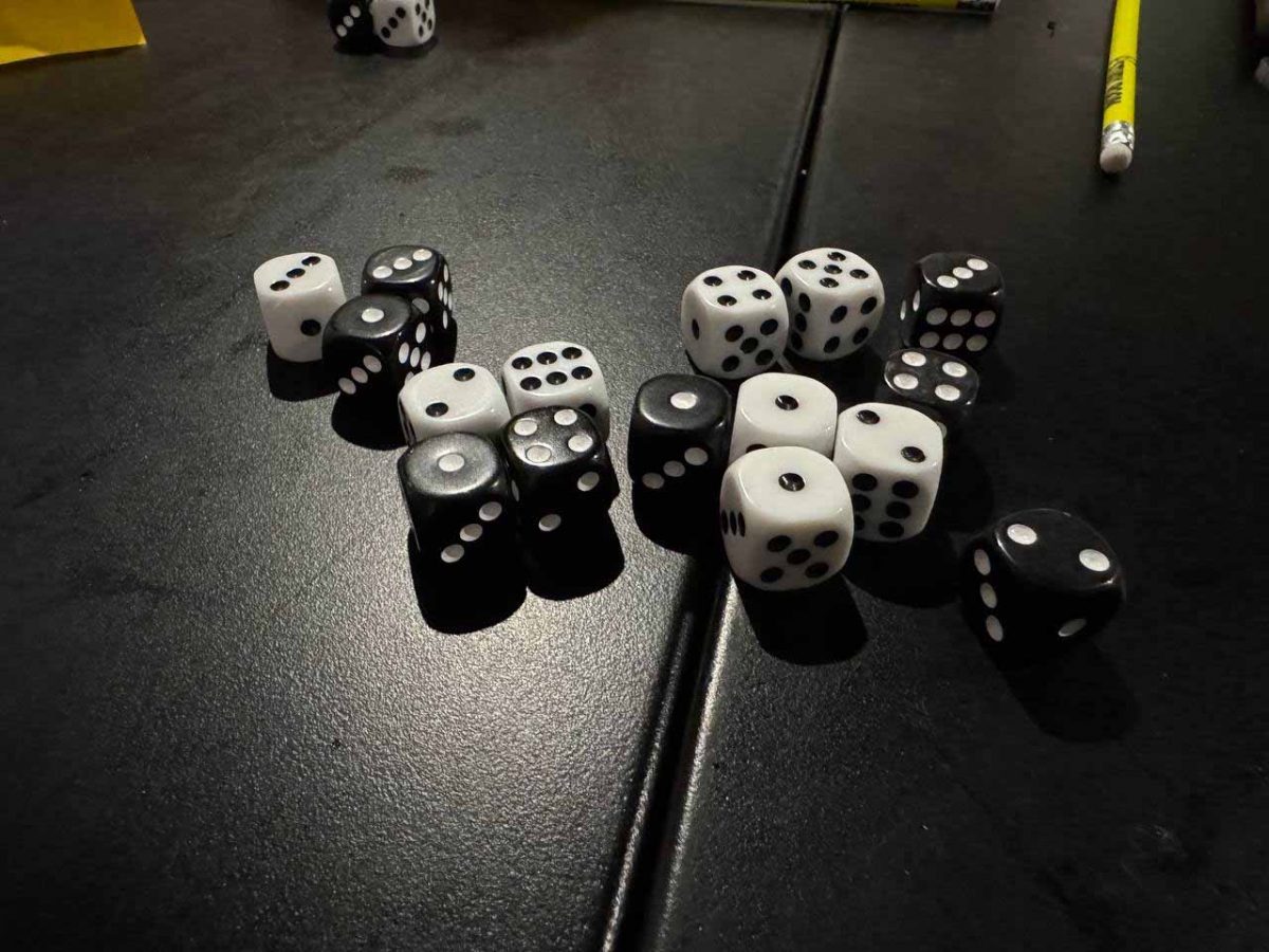 Dadi bianchi e neri a 6 facce usati per il GDR Fiasco