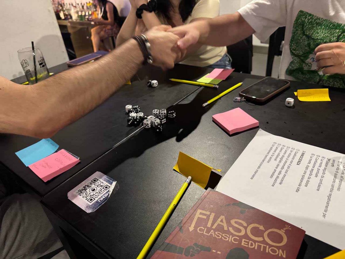 Tavolo di gioco di Fiasco tra post-it, matite, dadi e accordi tra i giocatori