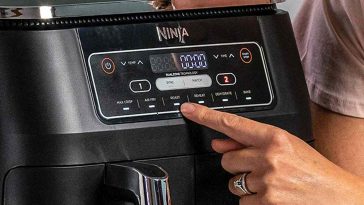 persona che clicca sui pulsanti della friggitrice ad aria dual zone ninja
