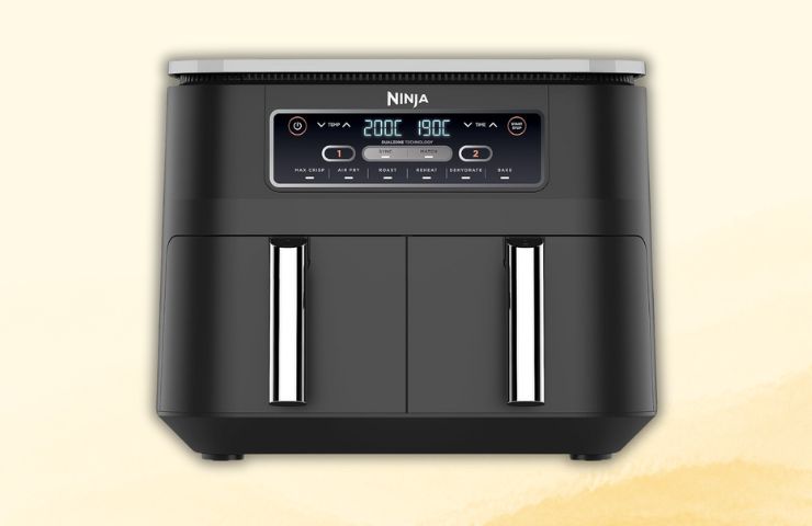 friggitrice ad aria ninja foodi dual zone su sfondo giallo