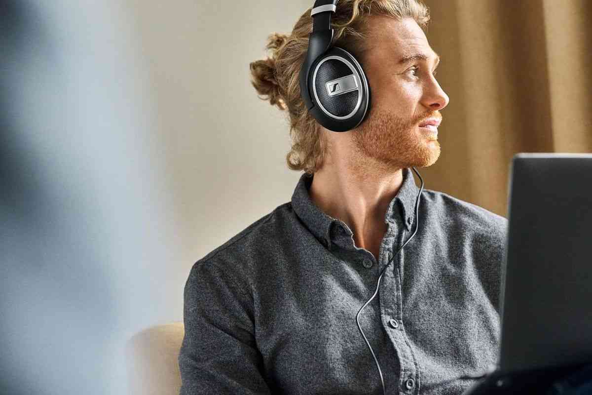 ragazzo biondo con cuffie davanti a PC