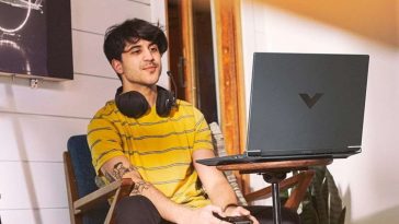 persona che sta giocando al PC con il laptop HP Victus 15