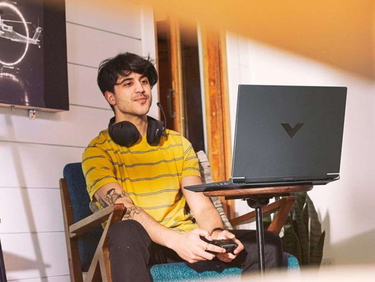 persona che sta giocando al PC con il laptop HP Victus 15
