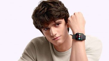 persona in primo piano che tiene al polso uno smartwatch watch fit 3