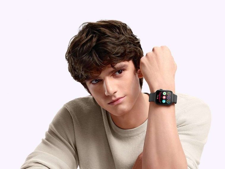 persona in primo piano che tiene al polso uno smartwatch watch fit 3