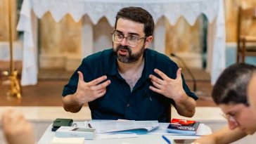 L'autore Kalum dirige una sessione del suo gioco di ruolo Rosewood Abbey in una Chiesa durante il Roll!Fest di Bracciano