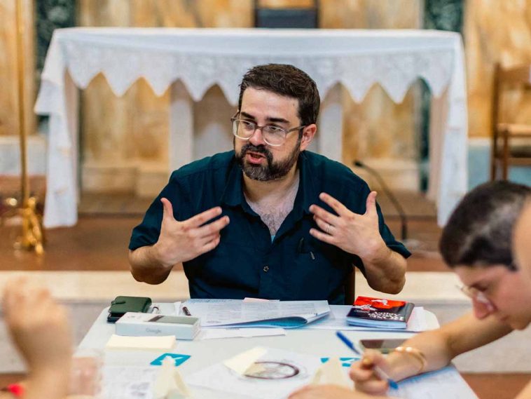 L'autore Kalum dirige una sessione del suo gioco di ruolo Rosewood Abbey in una Chiesa durante il Roll!Fest di Bracciano