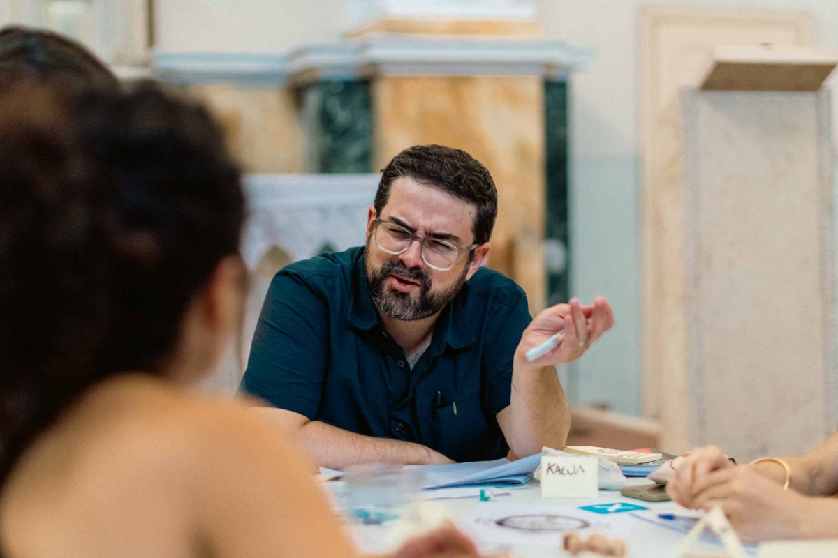 Kalum conduce una sessione di gioco di Rosewood Abbey all'interno di una Chiesa