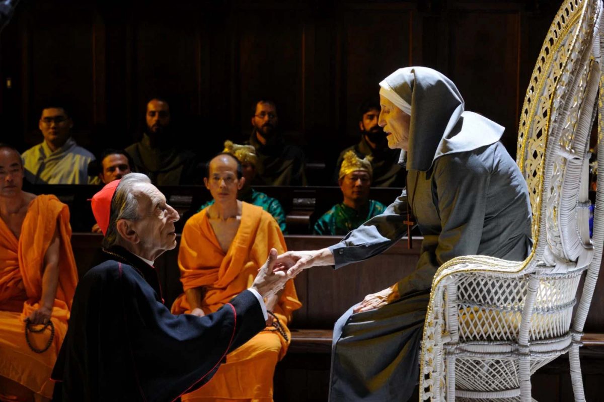 Estratto del film La Grande Bellezza di Paolo Sorrentino dove un prete incontra il personaggio della Santa, una suora che sta per essere canonizzata dalla Chiesa